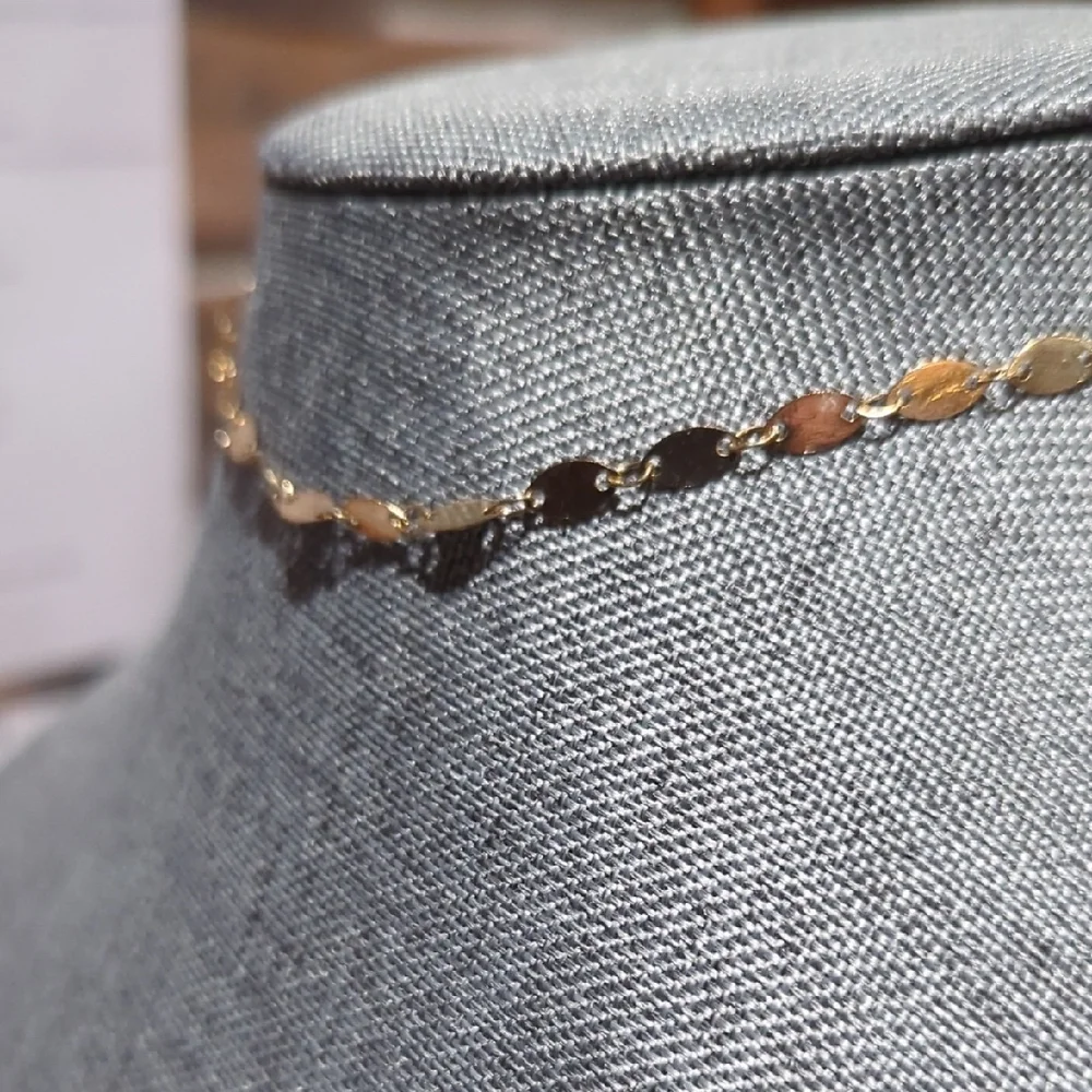 Elegant Gold-Tone Choker Necklace | Classic & Sophisticated - Picture 8 of 9